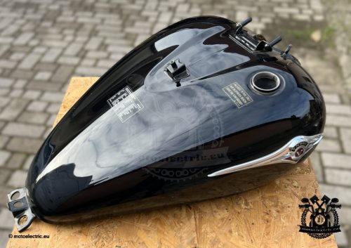 VN 900 üzemanyagtartály